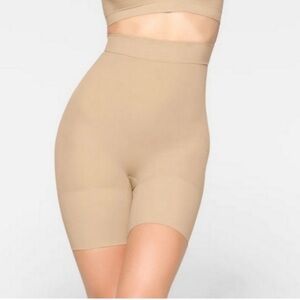 SKIMS Seamless Sculpt Mid Thigh Shorts Cream Size XS Shapewear Open Gusset